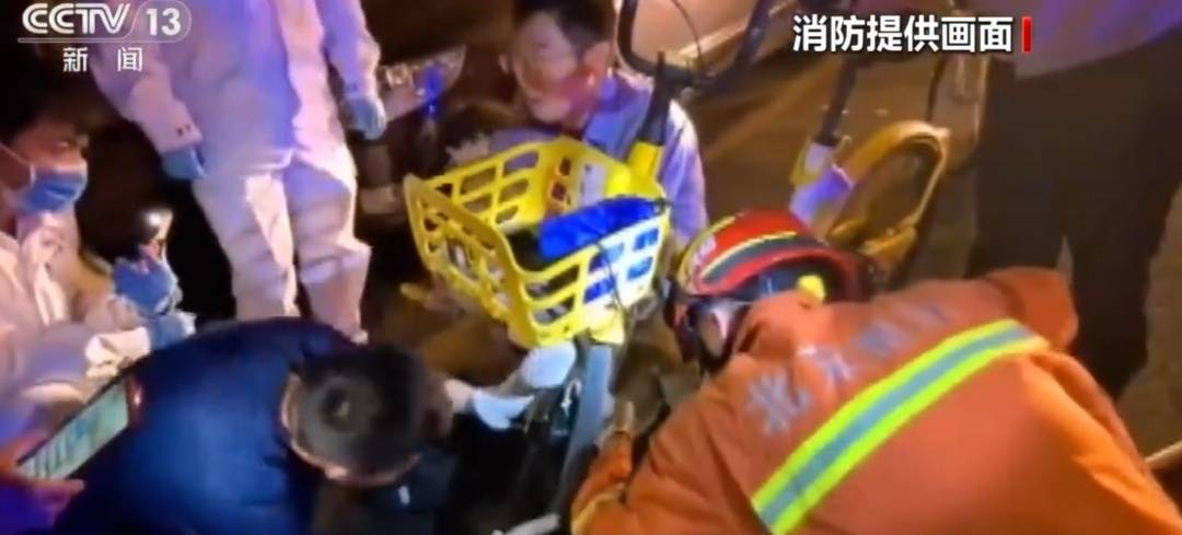 看着都疼<strong></p>
<p>FIL</strong>！上海街头一男子突然求助：10岁女儿被死死卡住！这个行为太危险→