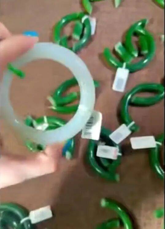 苏州一20岁店员不小心摔碎一盒玉镯损失百万<strong></p>
<p>FIL</strong>，老板未要赔偿安慰小伙别有压力