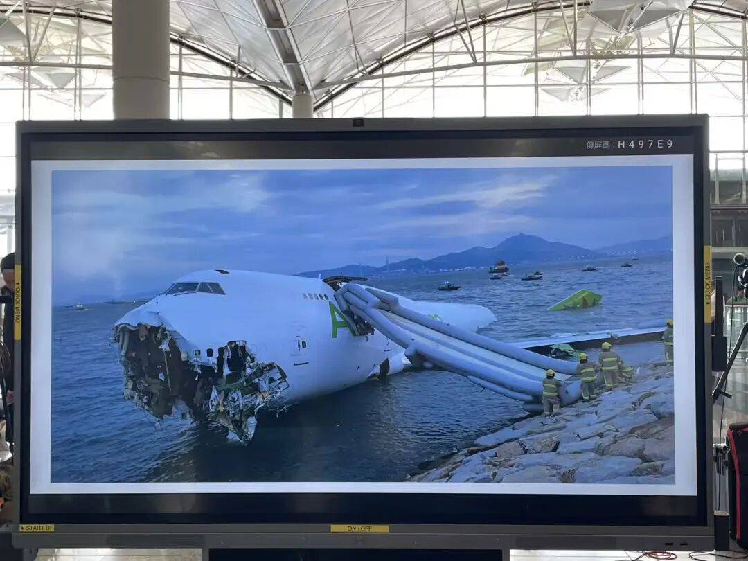 机身断成两截<strong></p>
<p>fil今日行情</strong>，2名遇难者在海下约7米处被找到，巡逻车在飞机跑道外被撞进海里，香港机场飞机坠海事故更多细节披露