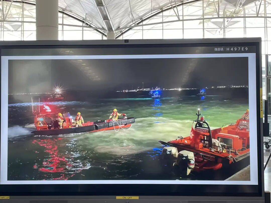 机身断成两截<strong></p>
<p>fil今日行情</strong>，2名遇难者在海下约7米处被找到，巡逻车在飞机跑道外被撞进海里，香港机场飞机坠海事故更多细节披露