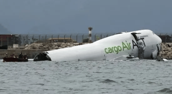 机身断成两截<strong></p>
<p>fil今日行情</strong>，2名遇难者在海下约7米处被找到，巡逻车在飞机跑道外被撞进海里，香港机场飞机坠海事故更多细节披露