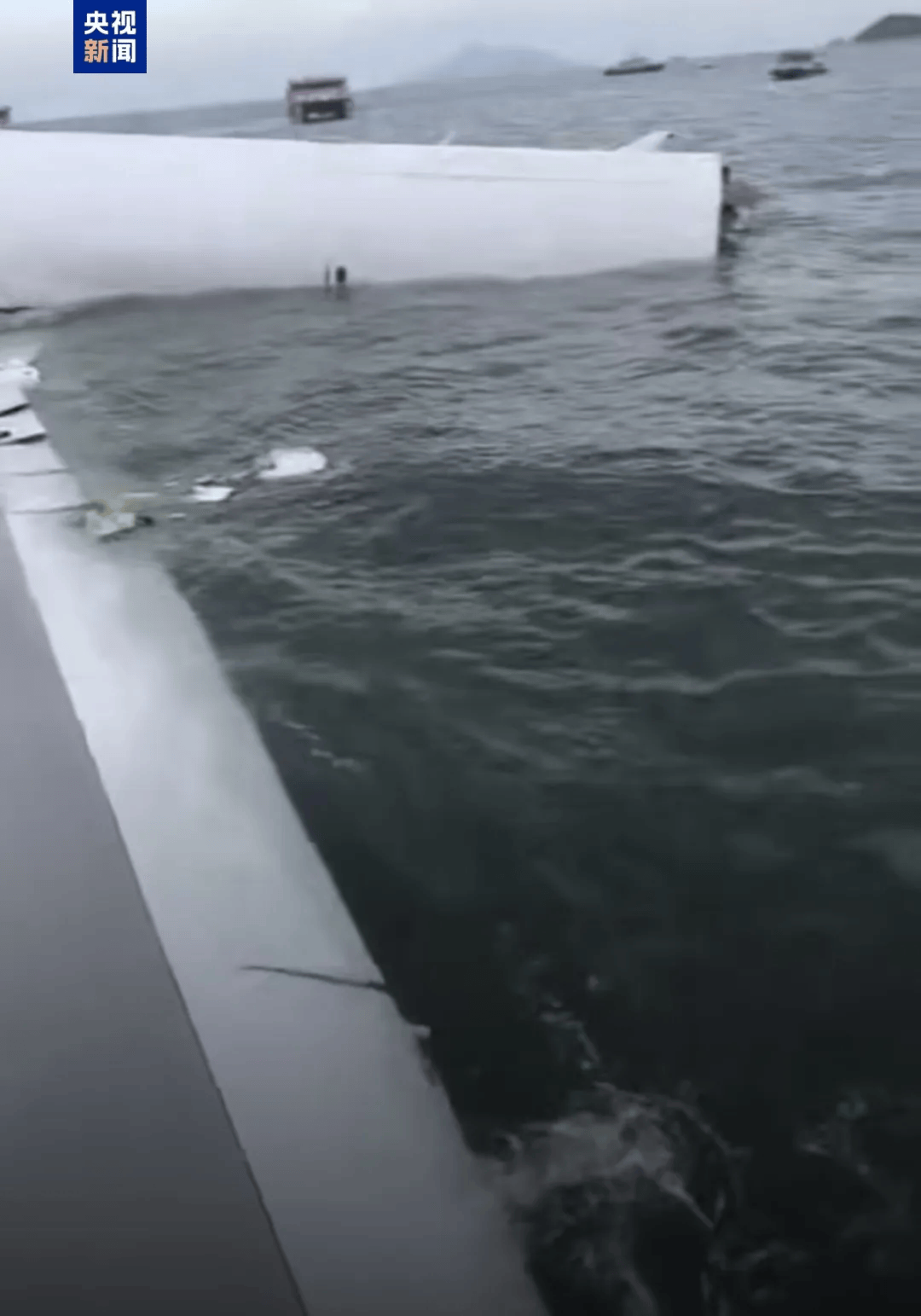 机身断成两截<strong></p>
<p>fil今日行情</strong>，2名遇难者在海下约7米处被找到，巡逻车在飞机跑道外被撞进海里，香港机场飞机坠海事故更多细节披露