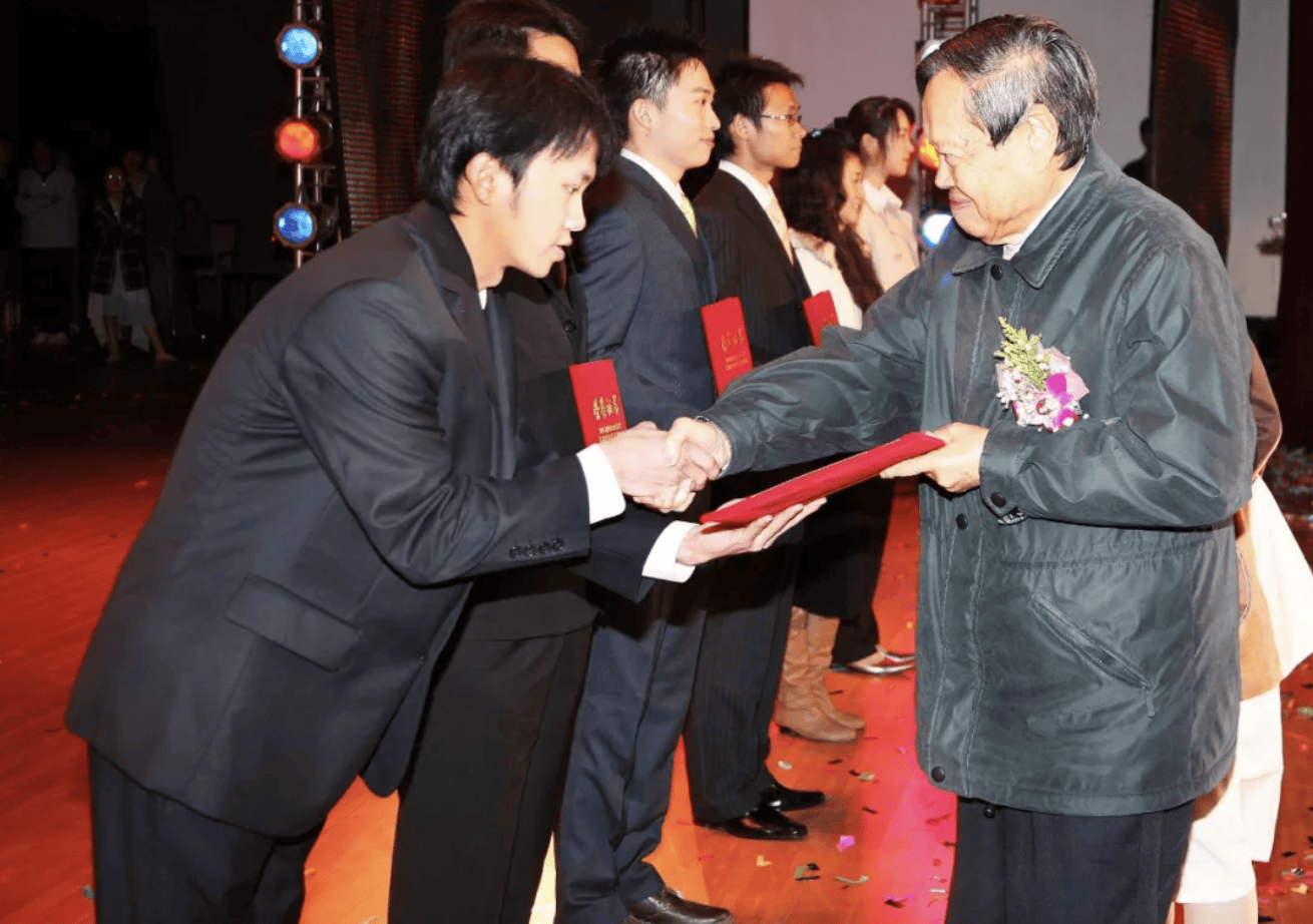 杨振宁为什么连续32年担任东莞理工学院名誉校长<strong></p>
<p>fil今日行情</strong>？