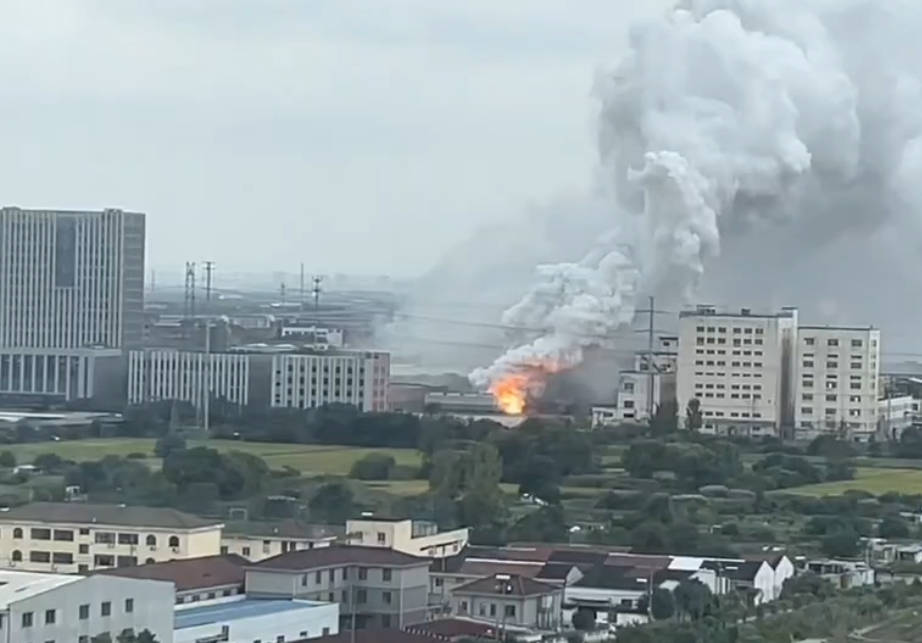 江苏一化工厂发生火灾，现场燃起冲天浓烟街道被烟雾笼罩，当地：将通报，未致人员伤亡