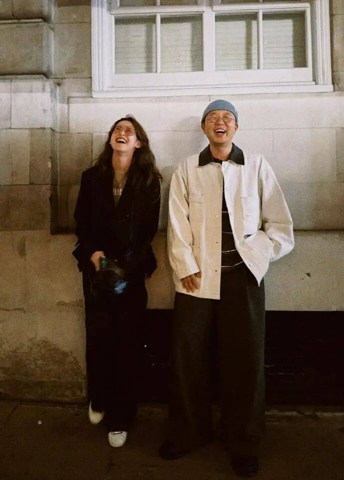 杜海涛章泽天伦敦看展合影<strong></p>
<p>fil币价格</strong>,网友直呼神奇:没想到他俩还认识