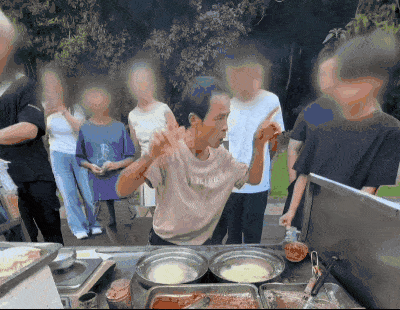 “鸡排哥”将来南京炸鸡排