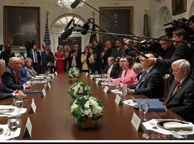 他被特朗普当众羞辱<strong></p>
<p>fil最新消息</strong>，全场都在哄笑