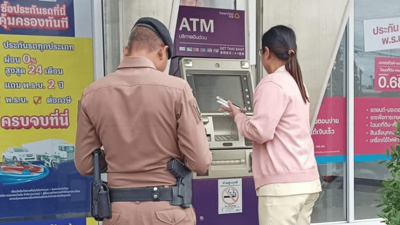 泰国女子在ATM机取钱<strong></p>
<p>FIl暴跌</strong>，取款口突然窜出一条蛇