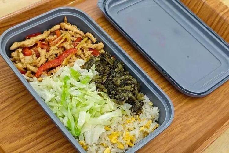 国铁成都局推出17元高铁盒饭：门店现炒<strong></p>
<p>hbar</strong>，送餐到座