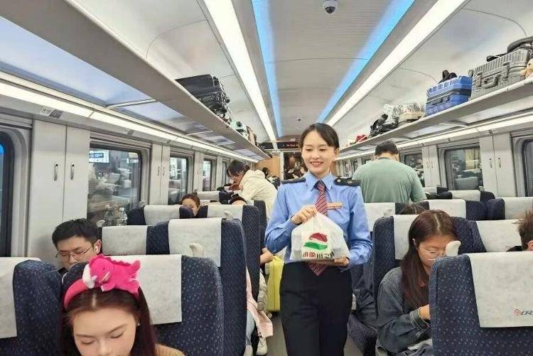 国铁成都局推出17元高铁盒饭：门店现炒<strong></p>
<p>hbar</strong>，送餐到座