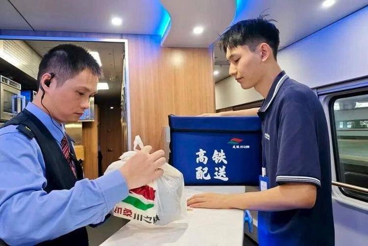 国铁成都局推出17元高铁盒饭：门店现炒<strong></p>
<p>hbar</strong>，送餐到座