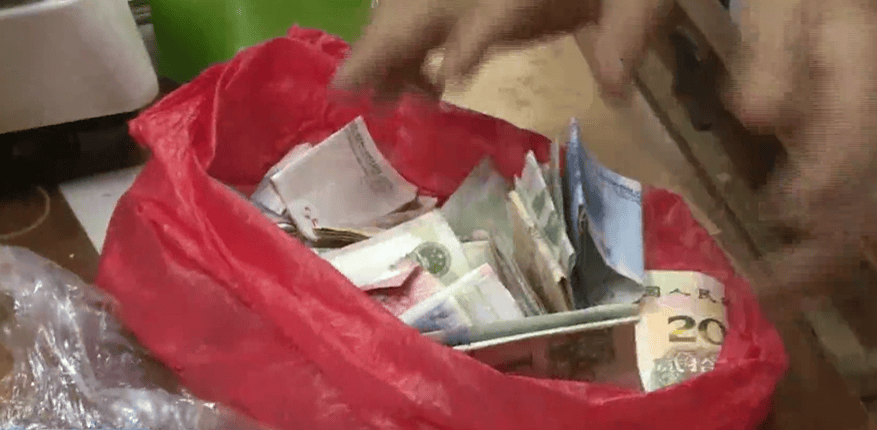 广东一男子两三年持续往批发店无故扔钱<strong></p>
<p>hbar</strong>，店主：每次他都不承认，还钱还把钱送回来