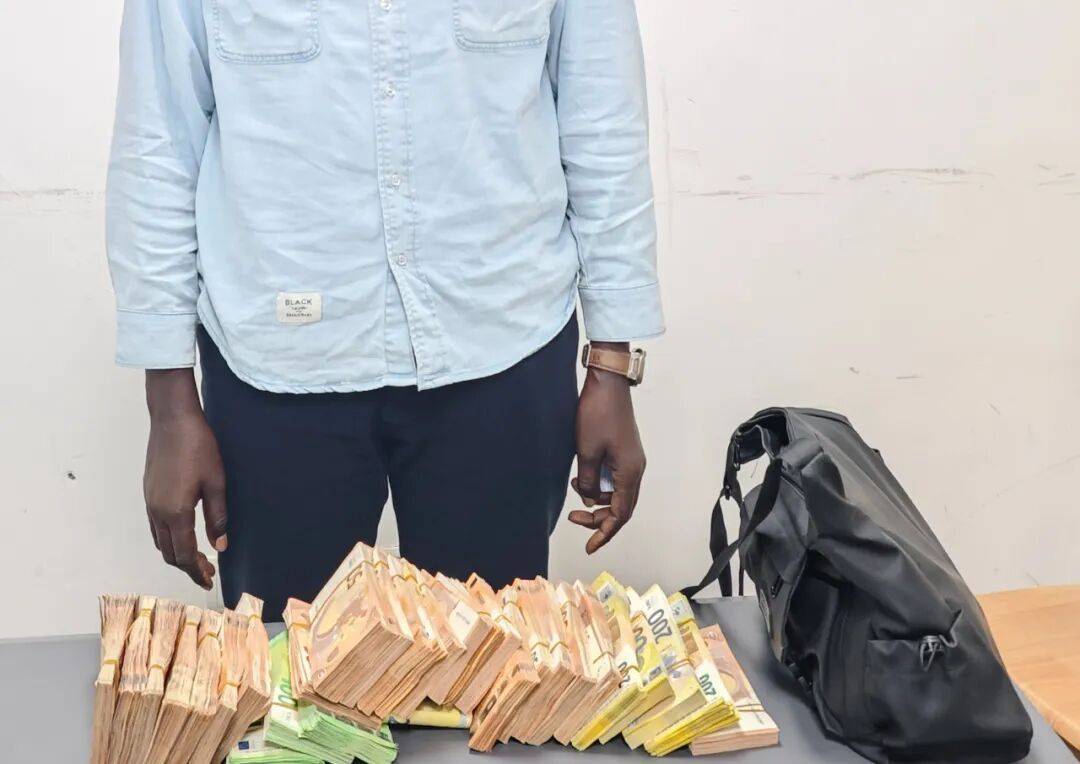 成捆的欧元现金就放在背包里装着<strong></p>
<p>ton币</strong>，折合人民币超186万元，旅客入境时被广州海关查获