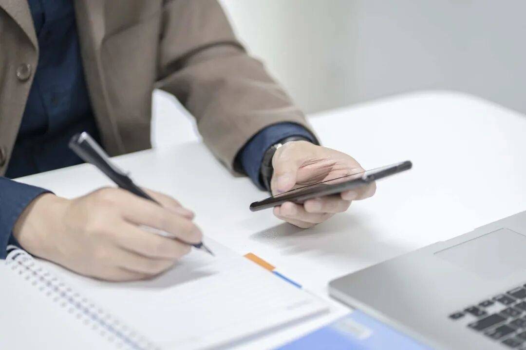 国安部：一机关新任干部为炫耀公务员身份，擅自将秘密级文件发朋友圈，造成泄密被处分