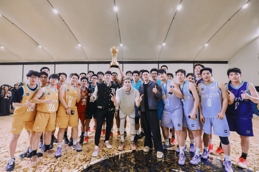 复旦、交大、同济等八大高校集结<strong></p>
<p>TRUMP币暴跌</strong>，得物App“新生杯”篮球赛首战上海