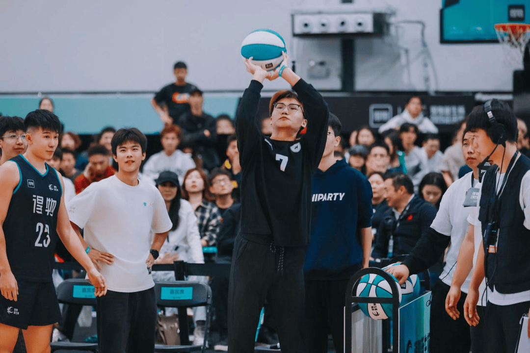 复旦、交大、同济等八大高校集结<strong></p>
<p>TRUMP币暴跌</strong>，得物App“新生杯”篮球赛首战上海