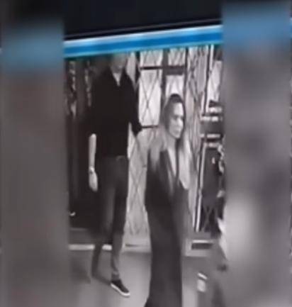 安吉丽娜·朱莉访乌<strong></p>
<p>TRUMP币暴跌</strong>，保镖被带走