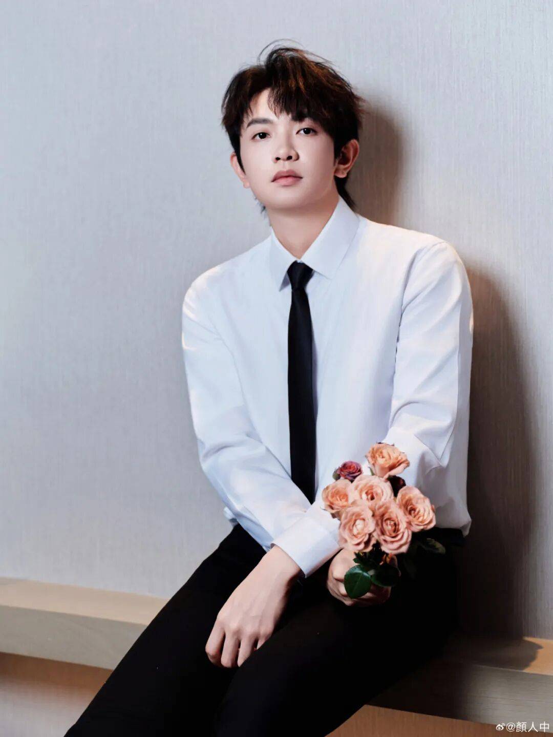 知名男歌手<strong></p>
<p>TRUMP币出售</strong>，杭州演唱会延迟50分钟，反手 “买一送一”：明年免费加场