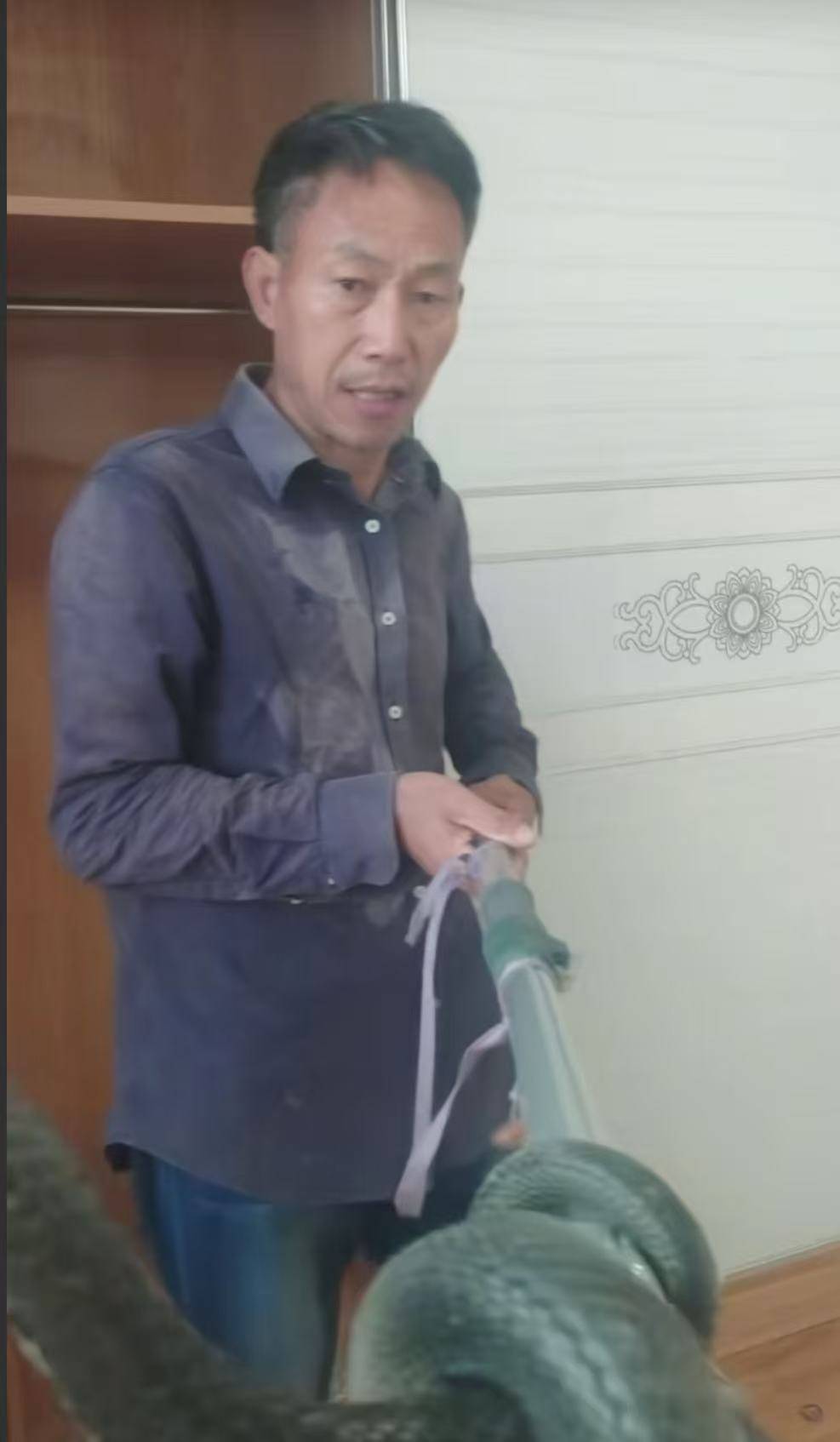 “蛇被我甩开了<strong></p>
<p>trump币价</strong>，没完全注射毒液”，湖南直播抓蛇被咬伤网红被警方拘留后发声道歉