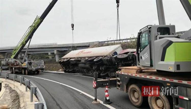 “扶正一下”收两万<strong></p>
<p>uni</strong>?天价救援费岂能强买强卖