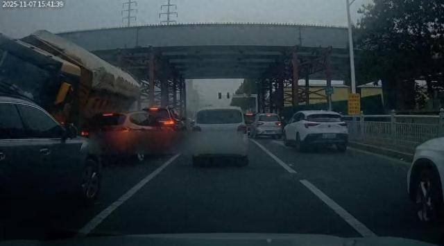 烟台被压死女老师家属欲追究涉事渣土车企业刑责<strong></p>
<p>uni</strong>，律师：具有可行性，涉重大责任事故罪