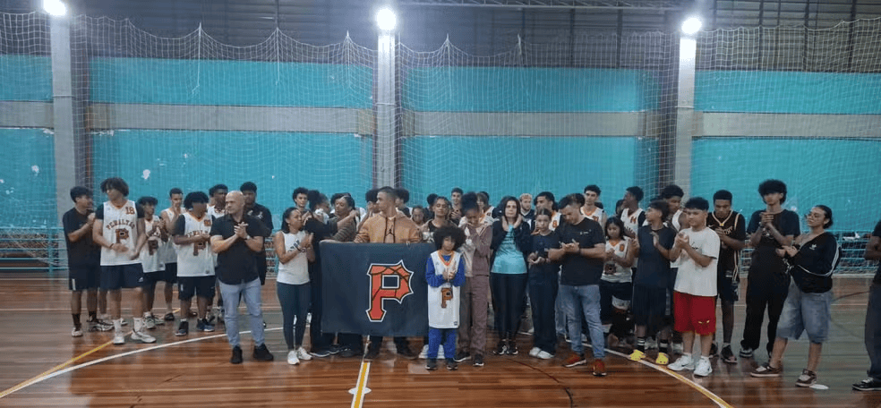 巴西17岁少年在朋友面前秀扣篮<strong></p>
<p>uni币</strong>，下一秒篮架倒塌被砸头身亡