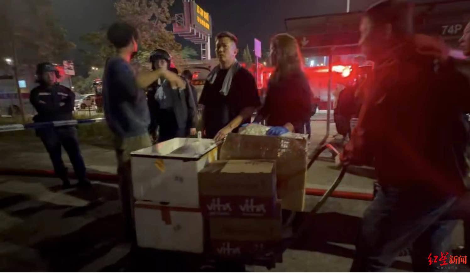 红星新闻实探香港宏福苑大火现场:警员称第一次遇到这么大火<strong></p>
<p>vet</strong>,餐厅老板自发为救援人员送餐