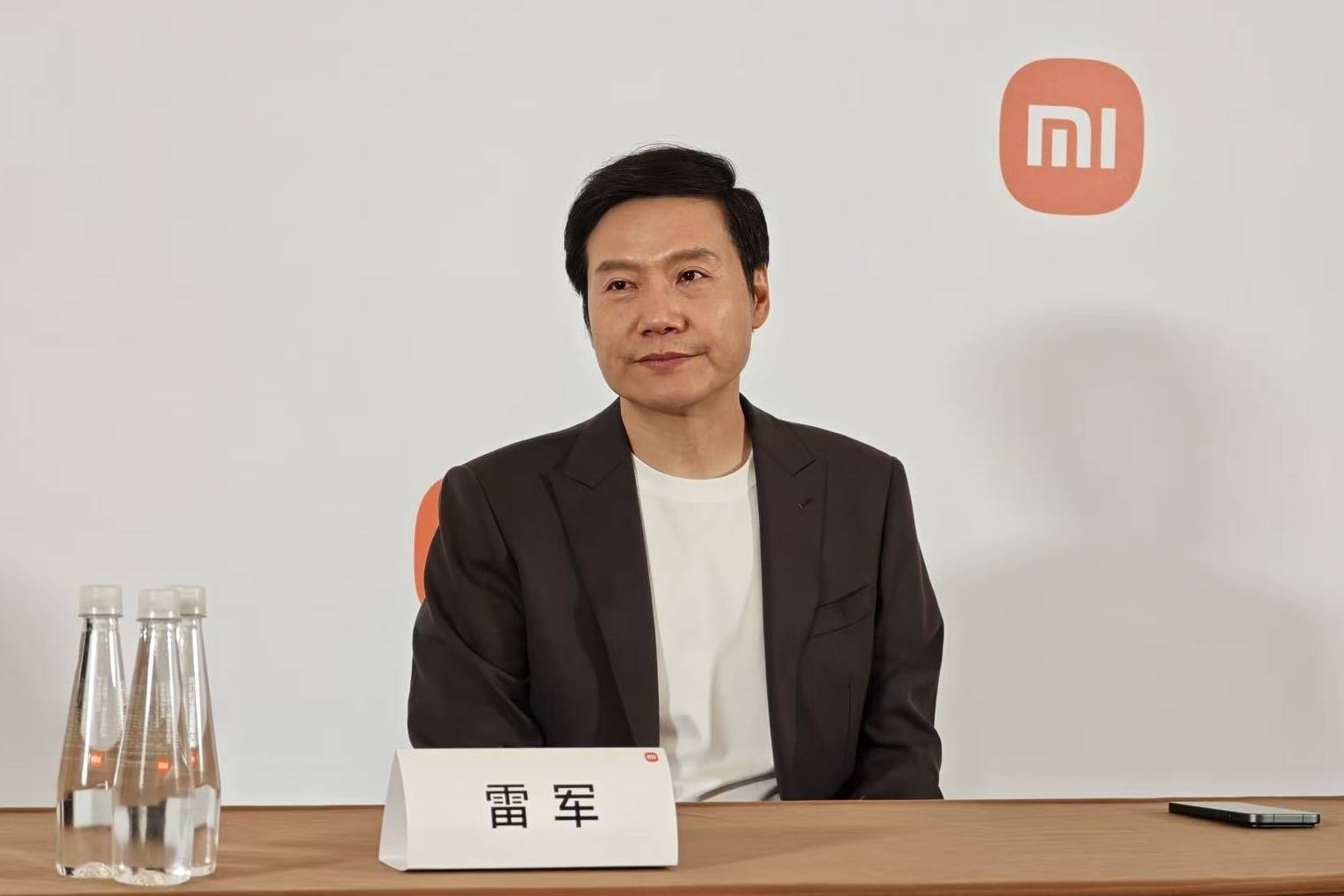 雷军宣布1亿港元增持后<strong></p>
<p>vet</strong>，小米港股美股迎来上涨