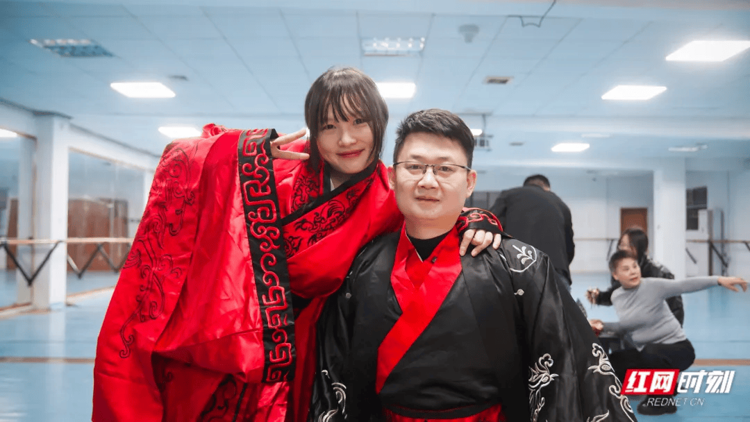 汶川地震被救起的女孩<strong></p>
<p>ADA币</strong>，17年后和救她的军人结婚了