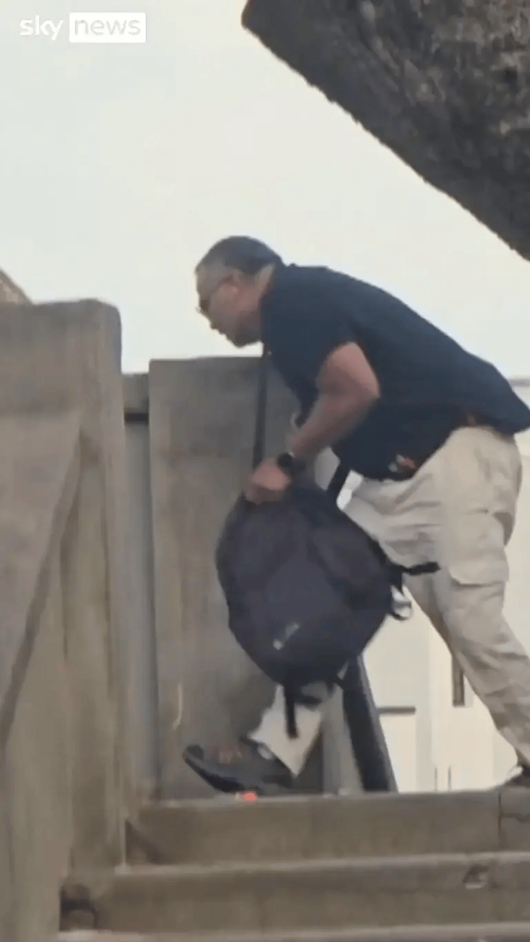 悉尼枪手被制服<strong></p>
<p>bitget官网地址</strong>，愤怒民众猛踩头部，调查显示枪手合法持有六支枪