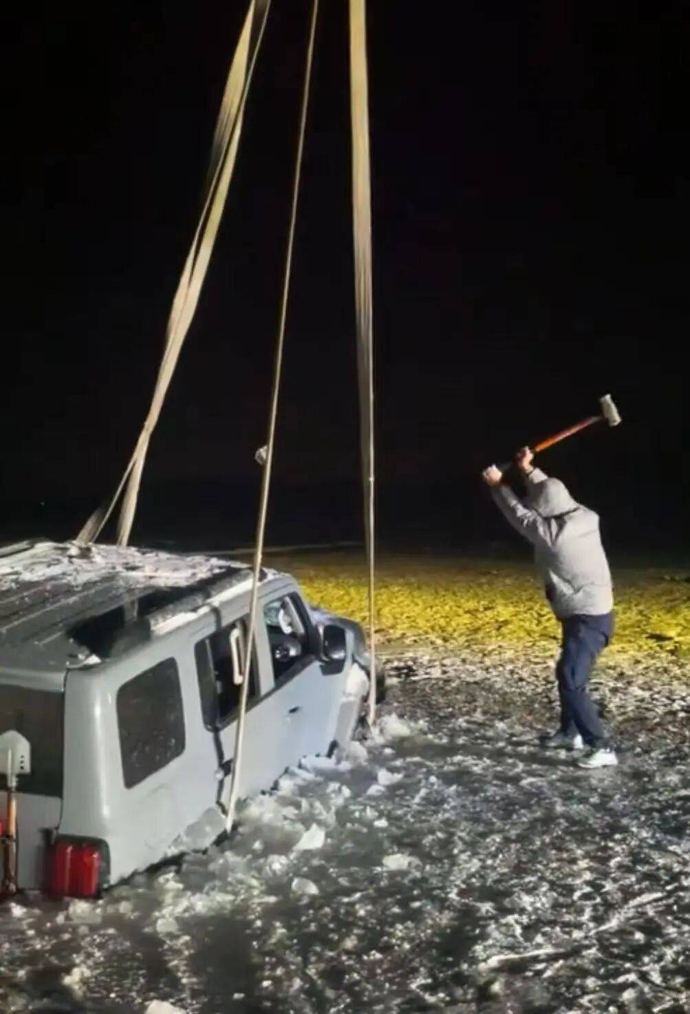 河北一越野车在水库冰面练漂移<strong></p>
<p>bitget官网地址</strong>,冰层突然破裂,车轮落水被冻6小时,找来吊车深夜将车吊出