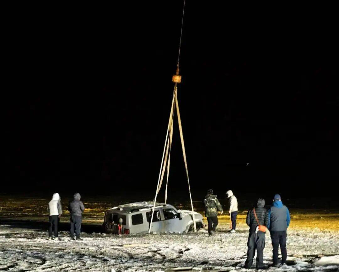 河北一越野车在水库冰面练漂移<strong></p>
<p>bitget官网地址</strong>,冰层突然破裂,车轮落水被冻6小时,找来吊车深夜将车吊出