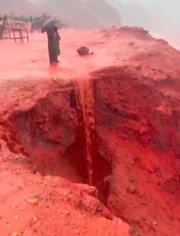 罕见!伊朗霍尔木兹岛遭遇强降雨<strong></p>
<p>bitget交易平台</strong>,部分海域变成“血色海洋”