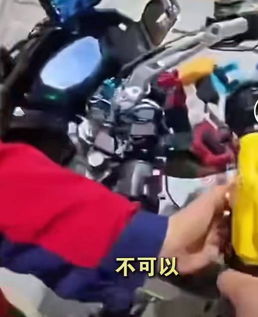 男子骑摩在禁摩高速服务区加油被拒后喷油<strong></p>
<p>btc价格今日行情</strong>，重庆交警介入，律师解析紧急情况能不能加油