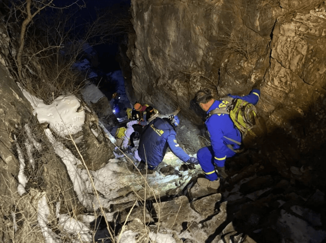 4名博士生在京爬野山迷路<strong></p>
<p>btc usd</strong>，都是徒步新手，只带了一部照明装备……18名蓝天队员救援3个多小时